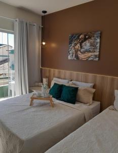um quarto com uma cama com uma mesa em Flat Aldeia das Águas em Barra do Piraí