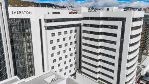 - une vue aérienne sur le bâtiment Sheriton dans l'établissement Sheraton Quito, à Quito