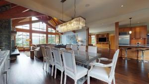 comedor y sala de estar con mesa y sillas en Kadenwood 2939 - Luxury Chalet with Hot Tub, Steam Room, Views - Whistler Platinum en Whistler