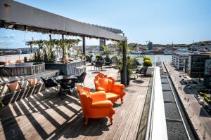 una terrazza con sedie e tavoli su un edificio di Radisson Blu Riverside Hotel a Göteborg