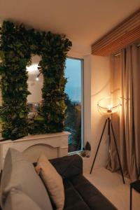ein Wohnzimmer mit einem Spiegel und einem Sofa in der Unterkunft Calm House Villa in Prijedor