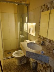 ein Bad mit einem Waschbecken und einem WC in der Unterkunft Hostal Lo de Tote in Villa Concepción