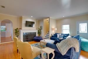 sala de estar con sofá azul y chimenea en Lakefront Winter Haven Retreat Hot Tub and Patio!, en Winter Haven