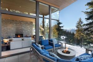sala de estar con sofás azules y chimenea en Kadenwood 2927 - Luxury Mountain View Chalet, Jacuzzi, Media Room - Whistler Platinum en Whistler