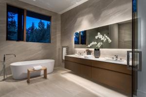 Bilik mandi di Kadenwood 2927 - Luxury Mountain View Chalet, Jacuzzi, Media Room - Whistler Platinum