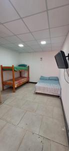 Habitación con 2 camas y TV. en Hostel Mariscal en Corrientes