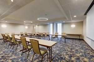 una sala de conferencias con mesas, sillas y una pizarra en Drury Inn & Suites St. Louis St. Peters, en Saint Peters