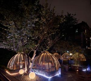 un árbol en domos por la noche con luces en Doubletree By Hilton London Kensington, en Londres