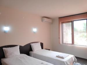 Postel nebo postele na pokoji v ubytování Hotel Enchevi