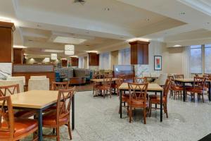 une salle à manger avec des tables et des chaises dans un restaurant dans l'établissement Drury Plaza Hotel Dallas Arlington, à Arlington