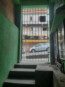 eine Treppe mit einem Tor und Blick auf ein Auto in der Unterkunft working house in Barueri