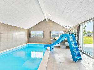 Nørre NebelにあるLuxury Retreat with Pool - By Traum Ferienwohnungenの家屋内の青い滑り台付きスイミングプール