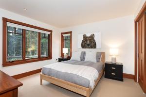 een slaapkamer met een bed en 2 ramen bij Taluswood The Lookout 5 - Secluded Chalet with Hot Tub & Incredible Views - Whistler Platinum in Whistler