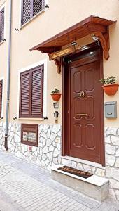 une porte brune sur le côté du bâtiment dans l'établissement I TRE PORCELLINI, à Bagnoli Irpino