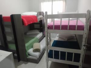 een kamer met twee stapelbedden en een raam bij Casa de Praia Balneário Piçarras in Piçarras