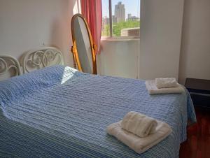 a bedroom with a bed with towels on it at Apreciando la montaña in Mendoza