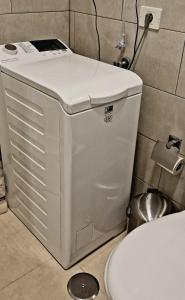 un bagno con servizi igienici accanto a un WC di Apt. Faraj a Playa de las Americas