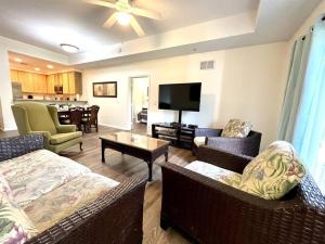 een woonkamer met banken en een flatscreen-tv bij 9055 Resort Gem Condo-3 bed/2ba in Kissimmee