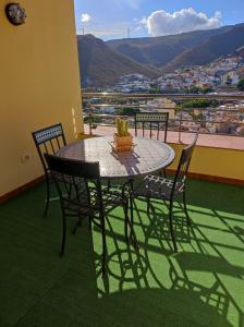 una mesa y sillas en un balcón con vistas en Apartamento 35 La Ladera, en San Sebastián de la Gomera