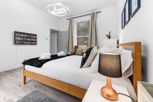 A bed or beds in a room at Maida Vale, Central Modern Apt, Sleeps 4, London.