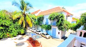 una vista aérea de una casa con coches aparcados delante en Hotel AT THE PARK, en Cartagena de Indias