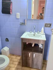 een badkamer met een wastafel en een toilet bij Apreciando la montaña in Mendoza