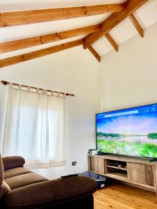 sala de estar con TV de pantalla plana grande en Hermosa Casa con piscina “El Paraíso”, en Viña Guzmán
