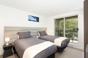Ένα ή περισσότερα κρεβάτια σε δωμάτιο στο Snowbird 200 - Upscale Townhome w/ Deck, Shared Hot Tub, Parking - Whistler Platinum