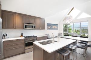 Η κουζίνα ή μικρή κουζίνα στο Snowbird 200 - Upscale Townhome w/ Deck, Shared Hot Tub, Parking - Whistler Platinum
