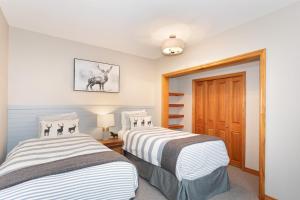 1 Schlafzimmer mit 2 Betten und einer Treppe in der Unterkunft Stoneridge 12 in Whistler