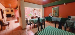 una sala da pranzo con due tavoli e sedie di Hotel Alsacia a Tegucigalpa