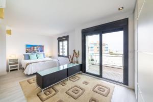Un pat sau paturi într-o cameră la Fantastic penthouse 270m2 with amazing sea views +37 fotografii