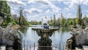 una fuente en medio de un estanque en un parque en A beautiful and cozy home in the heart of london, en Londres