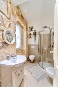 a bathroom with a sink and a shower and a toilet at LA SUITE DE TURRITAN in Sassari