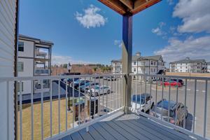 einen Balkon mit Blick auf einen Parkplatz in der Unterkunft Nature Immersion Tranquil 2-BR Gem Auburn, ME, 2BD, 1BA with Free Parking & WiFi in Auburn