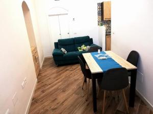 a living room with a table and a couch at Vale & Ale in Altamura