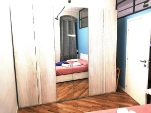 een spiegel in een kamer met een bed in een slaapkamer bij Vale & Ale in Altamura