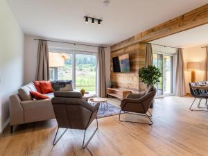 sala de estar con sofá y 2 sillas en Mountain Chalet Bergfreund, en Sankt Lorenzen ob Murau