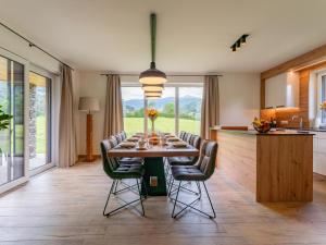 cocina y comedor con mesa y sillas en Mountain Chalet Bergfreund, en Sankt Lorenzen ob Murau