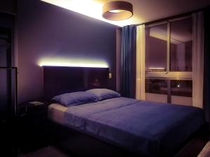 1 dormitorio con 1 cama en una habitación oscura en LIMA lounge stylish SUITE, en Lima