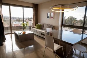 cocina y sala de estar con mesa y sofá en Apartamento Pescara 60 en Maipú