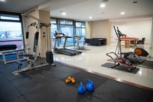 a gym with several treadmills and equipment in a room at Apartamento Pescara 60 in Maipú