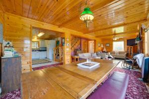 una sala de estar con paredes de madera y techo de madera. en Riverfront Cheboygan Cabin with Kayaks and Dock!, en Cheboygan