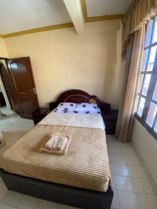 een slaapkamer met een bed in een kamer bij Departamento en zona céntrica de Yacuiba in Yacuíba