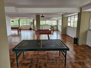 una habitación vacía con una mesa de ping pong. en Apartamento Cabo Frio Maciel, en Cabo Frío