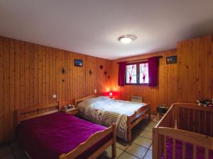 Ένα ή περισσότερα κρεβάτια σε δωμάτιο στο Chalet confortable 3 chambres, proche Gérardmer, avec garage, balcon et équipements bébé. - FR-1-589-195