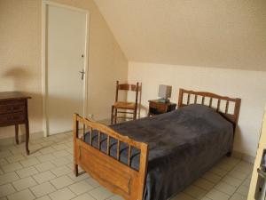 1 dormitorio con 1 cama, mesa y sillas en Gîte Livet, 4 pièces, 7 personnes - FR-1-600-56, 