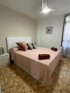 Un dormitorio con una cama grande con almohadas. en Altemar, two bedrooms las americas, en Arona