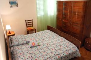 Postel nebo postele na pokoji v ubytování Apartment Zarace - Gdinj 2047b