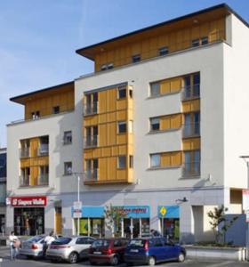 een groot gebouw met auto's geparkeerd voor het bij Wexford Town Centre Apartment in Wexford